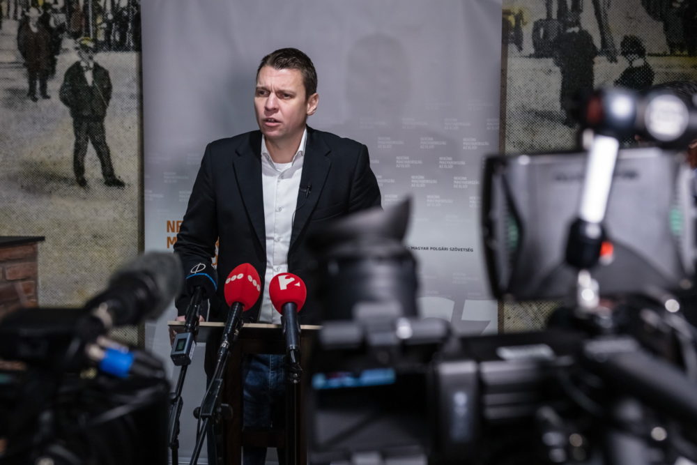 Menczer Tamás: Erőfelmutatásra van szükség a nemzeti konzultációval