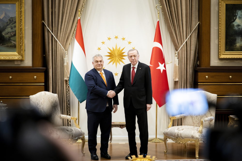 Békéről, tűzszünetről, kétoldalú együttműködésről tárgyal Orbán Viktor Törökországban