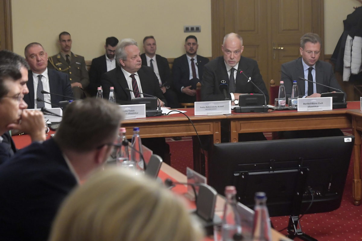 Szalay-Bobrovniczky Kristóf: Nincs beszerzési stop!