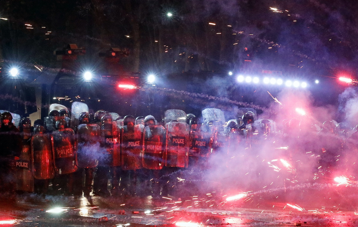 Börtönbüntetésre ítéltek, illetve letartóztattak két ellenzéki vezetőt Grúziában