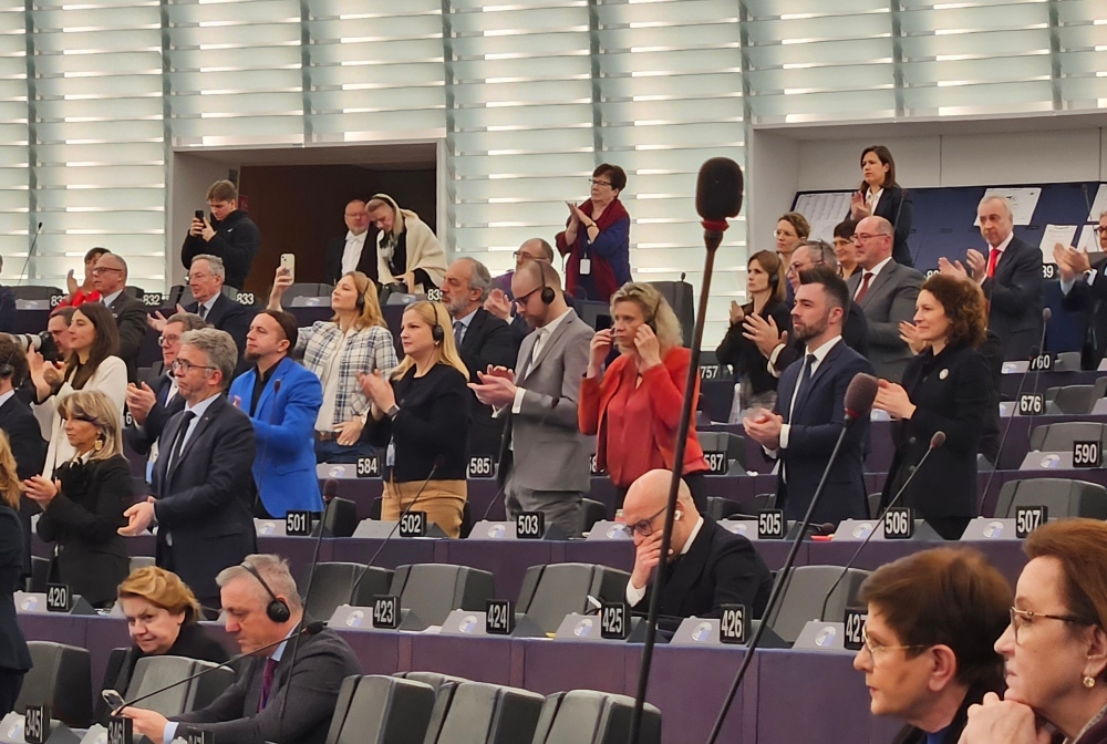 A tiszás képviselők állva tapsoltak Donald Tusk beszéde után az EP-ben