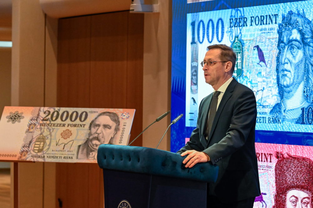 Varga Mihály az MNB új elnökeként aláírta a forintbankjegyet