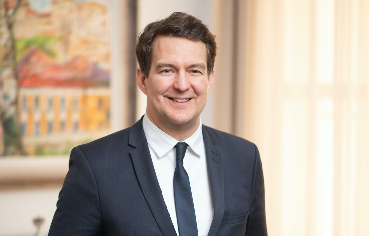 Karácsonyi meglepetés: dalra fakadt a kormánybiztos + videó!