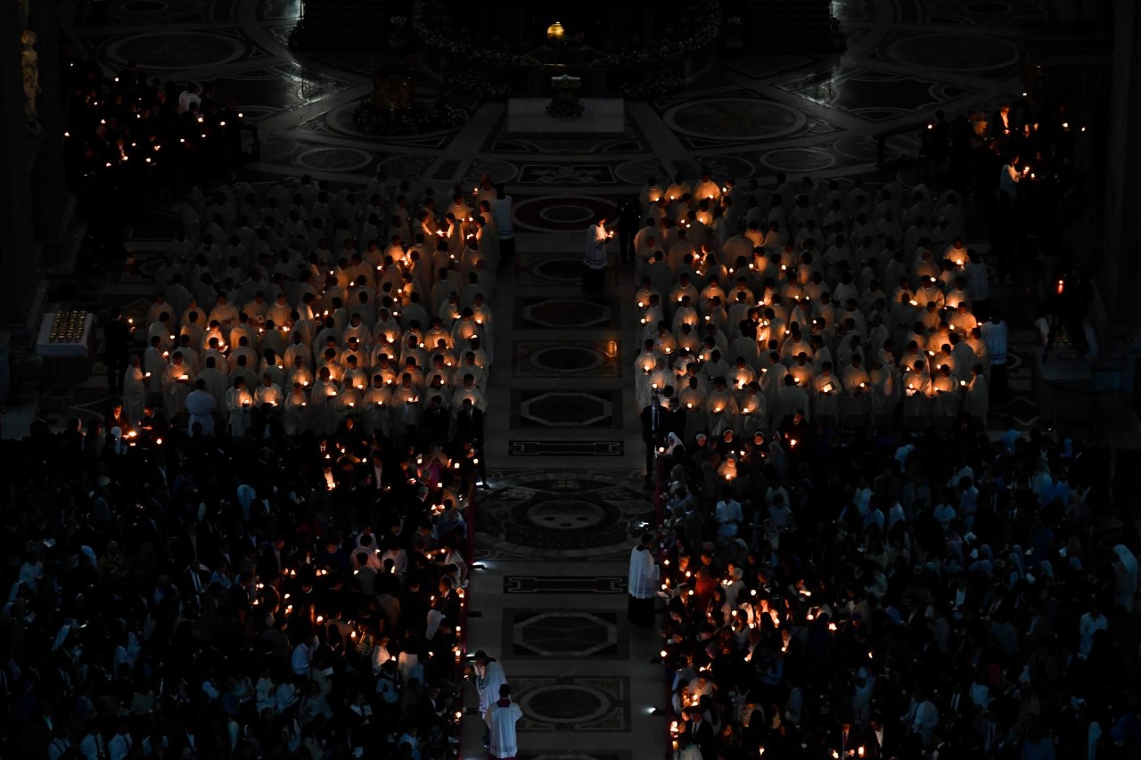 Ferenc pápa a szombat esti virrasztás előtt megjelent a Szent Péter-bazilikában