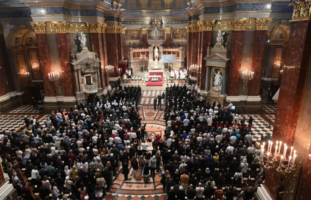 Szentmisét mutattak be az egyházfő lelki üdvéért a Szent István-bazilikában
