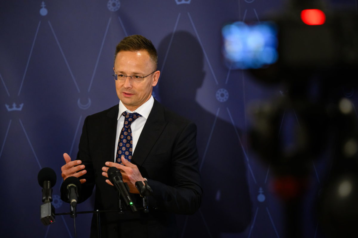 Szijjártó Péter: Ebben a kérdésben csak a magyar emberek dönthetnek