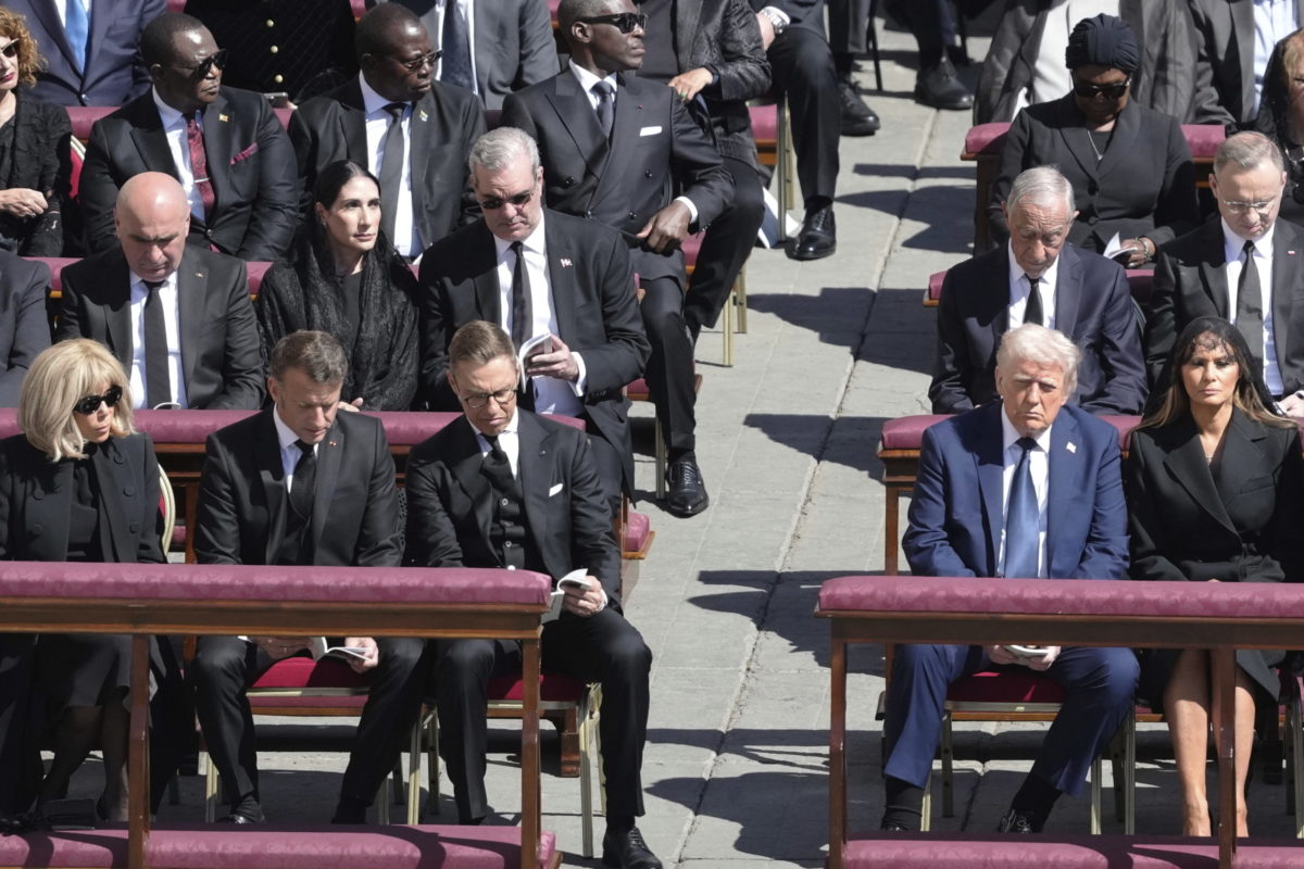 Donald Trump kemény gyomrost adott Macronnak a pápa temetésén