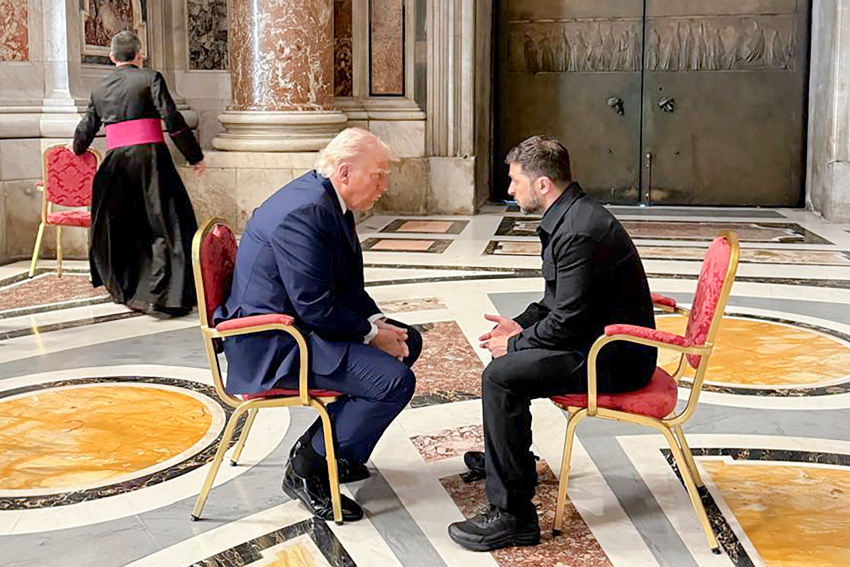 Donald Trump váltott néhány szót az ukrán elnökkel Rómában