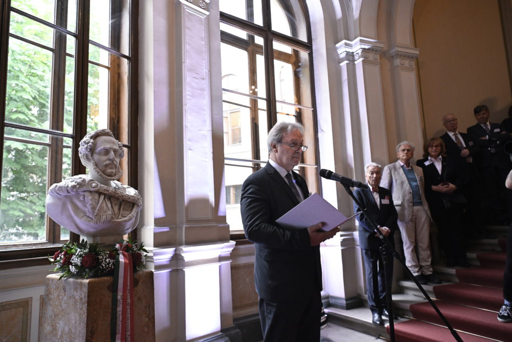 Térplasztikát avattak az MTA alapításának 200. évfordulója alkalmából