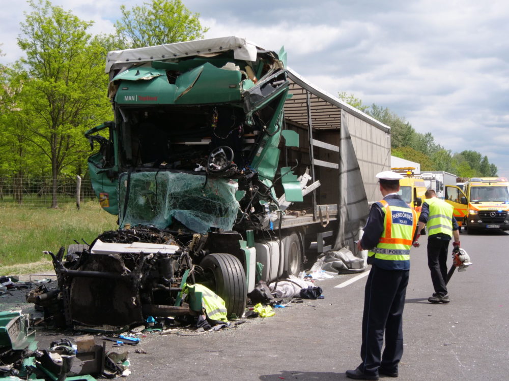 Egy ember meghalt az M5-ösön történt kamionbalesetben