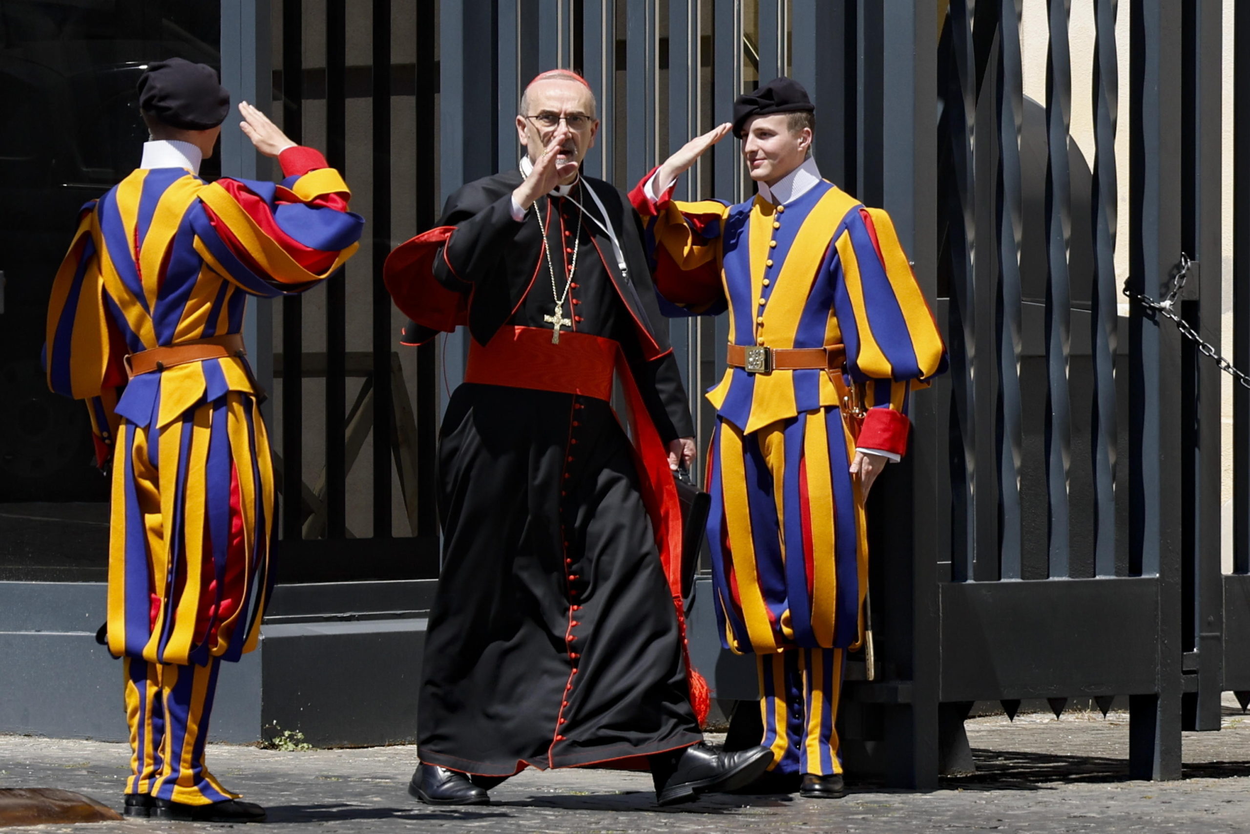 A Vatikán felkészült: felkerült a kémény a Sixtus-kápolna tetejére