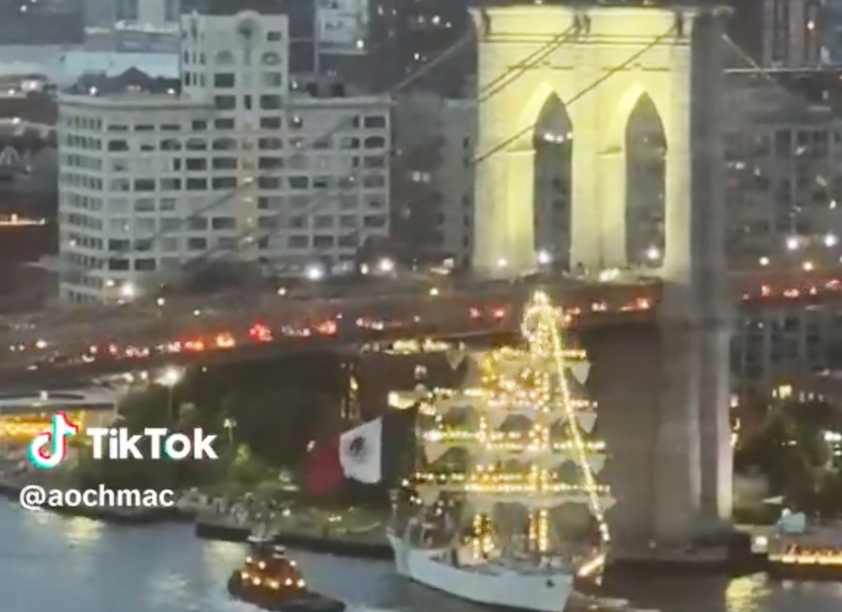A mexikói haditengerészet vitorlása New York-i hídnak ütközött (Videó!)