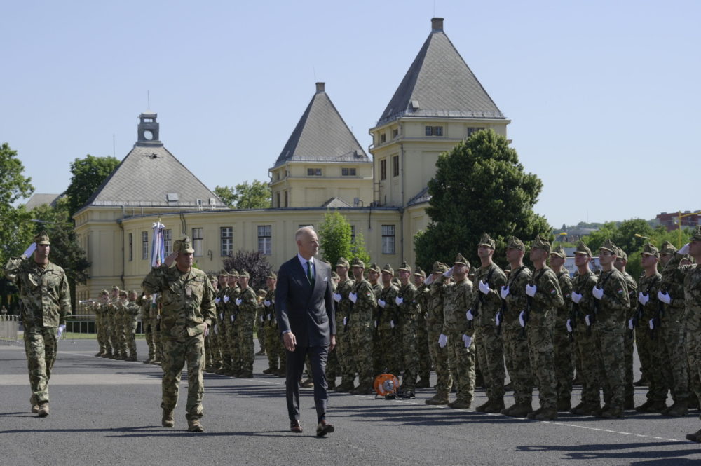 Honvédelmi miniszter: Míg mások a háborúhoz, mi a békéhez gyűjtünk erőt