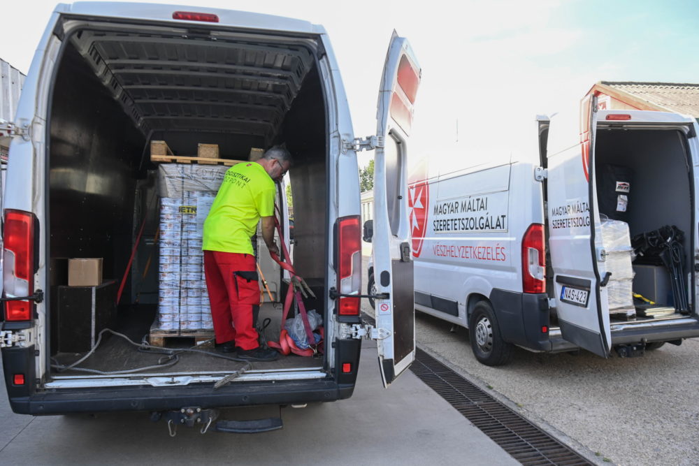 Útnak indult a Magyar Máltai Szeretetszolgálat segélyszállítmánya Erdélybe