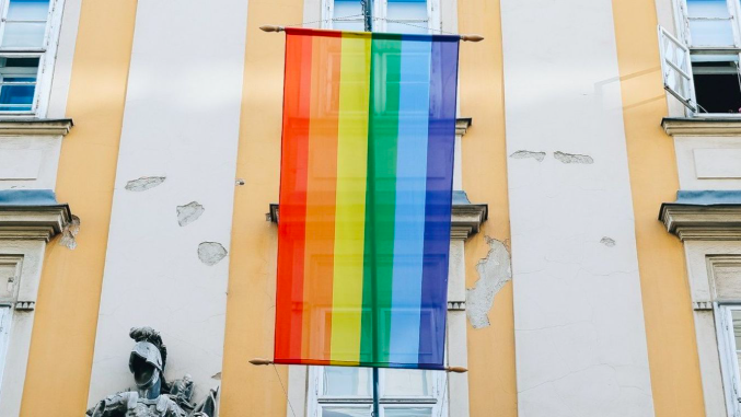 Mint a zenészek a Titanicon, úgy dicsőíti a pride-ot a csődbe vitt város főpolgármestere