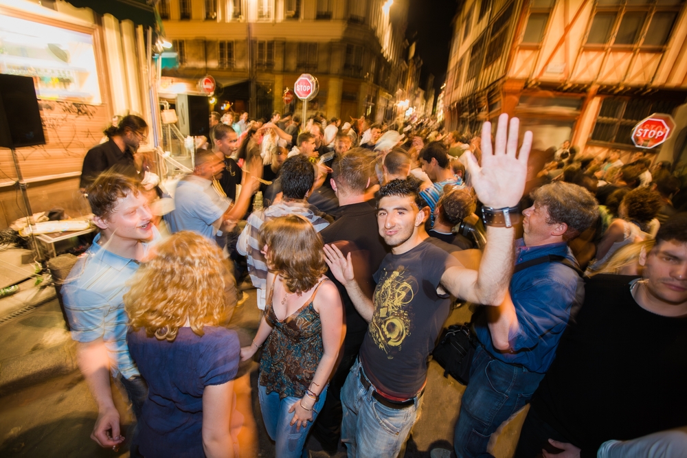 Megdöbbentő: injekcióval támadtak a tömegben