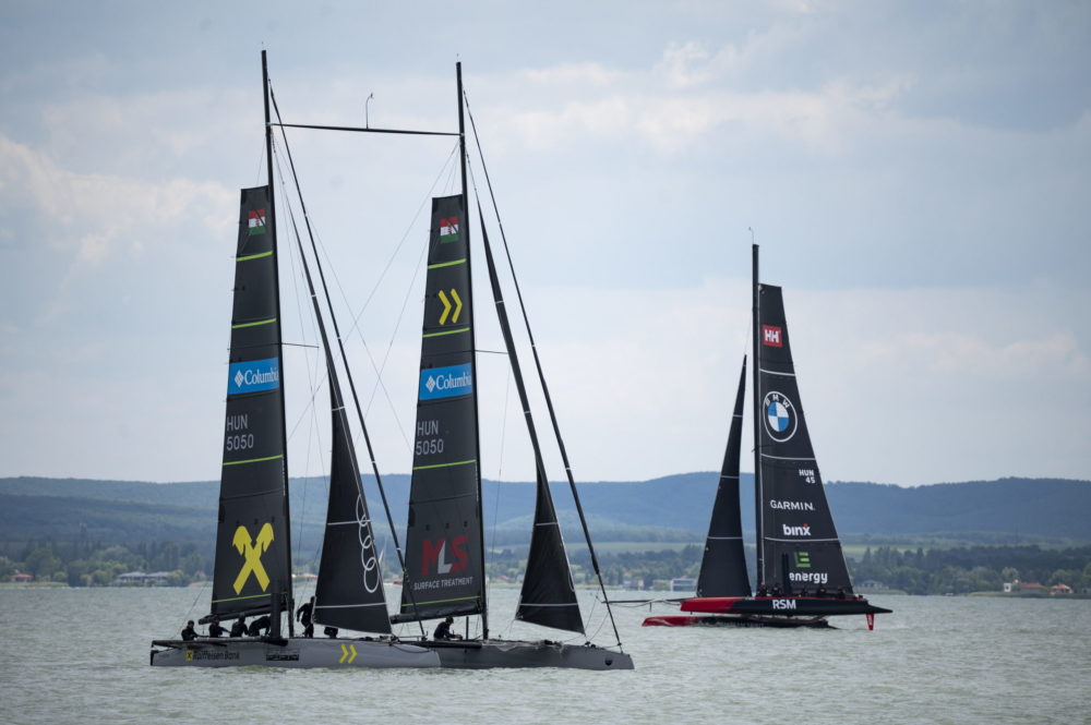 Elrajtolt a tókerülő verseny mezőnye Balatonfüredről