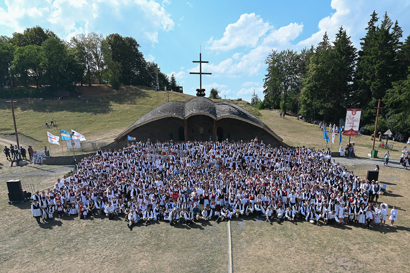 Ezer székely leány napja a csíksomlyói hegynyeregben