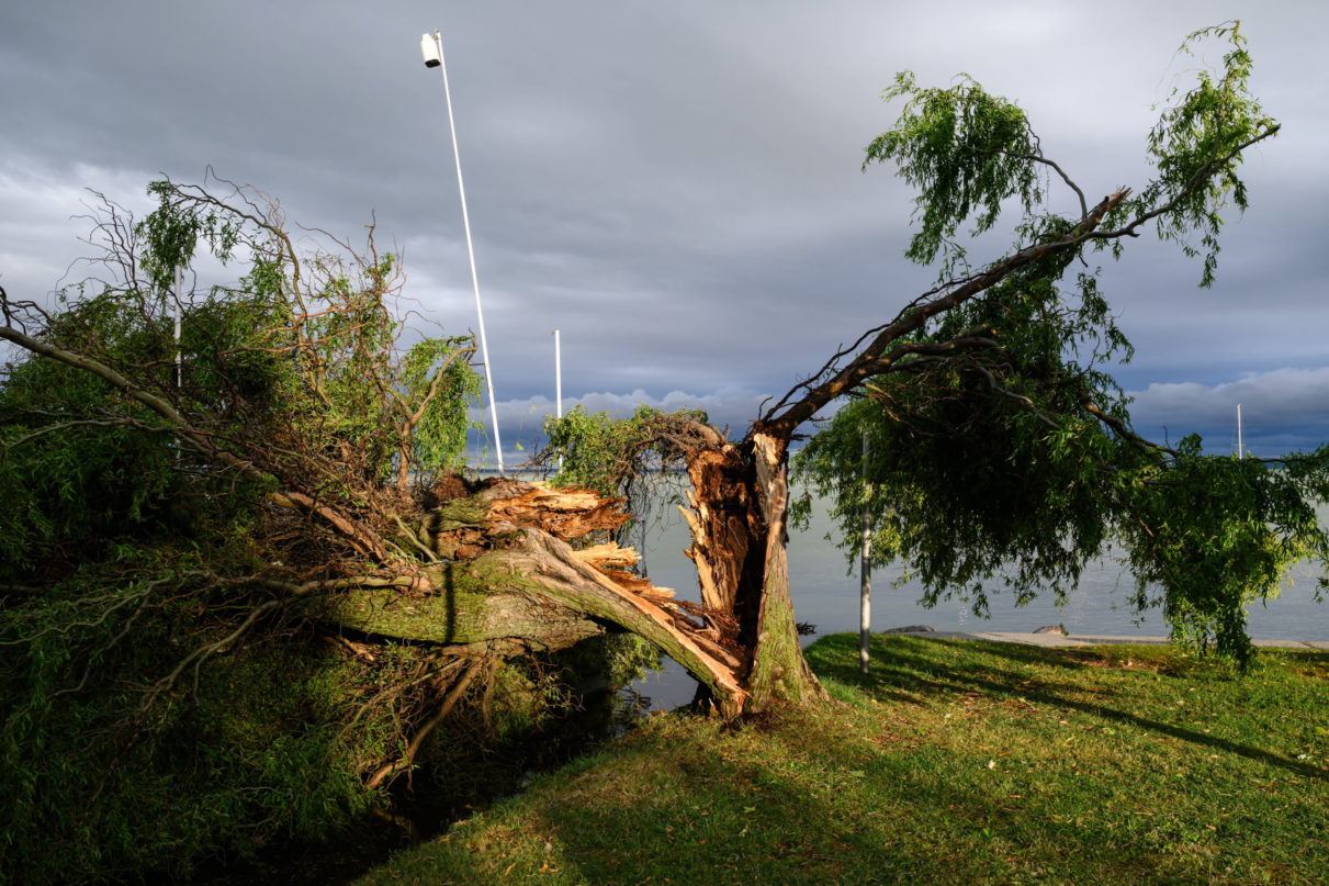 Kedd este is tovább tomboltak a viharok: rengetegen maradtak áram nélkül