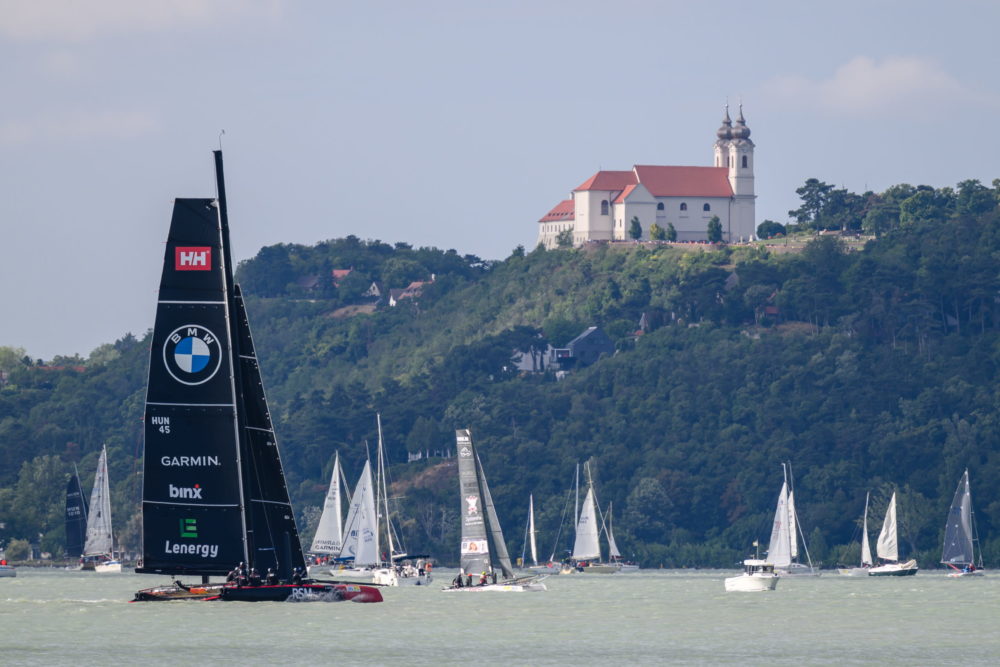 Nagy ünnepe a vitorlássportnak a tókerülő verseny