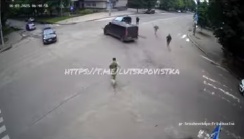 A kényszersorozók a nyílt utcán először elütik, majd elrabolják a férfit (Videó) (18+)