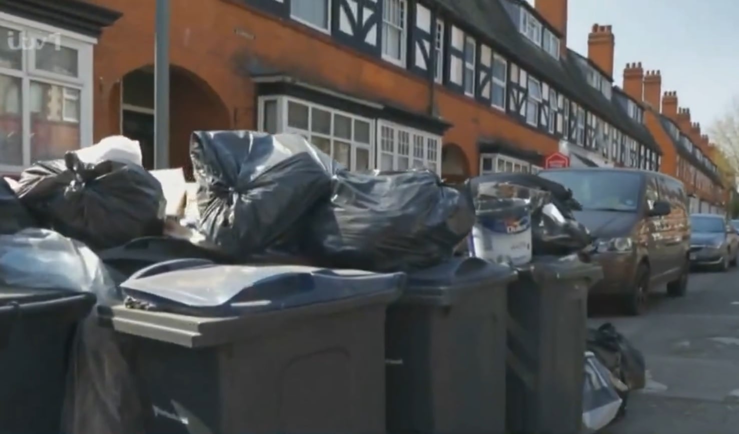 Szemétbe fulladt a város – hónapok óta tart a sztrájk