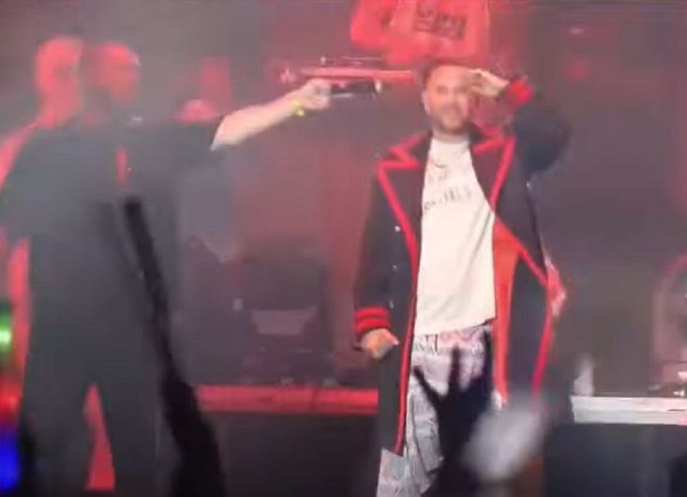 Miután személyesen üzent az USA elnökének, fejbe lövette magát mikrofonnal