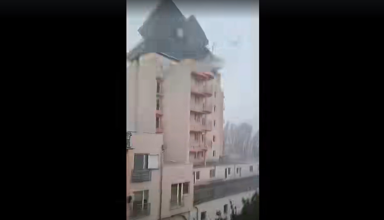 Letépte a szél a Szegedi Tudományegyetem épületének tetejét (Videó!)