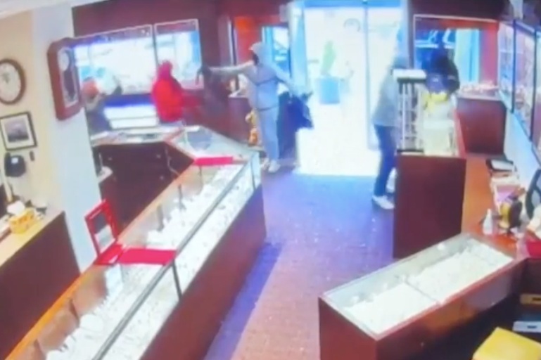 VIDEÓ: 90 másodperc alatt raboltak el kétmilliónyi dollárnyi ékszert