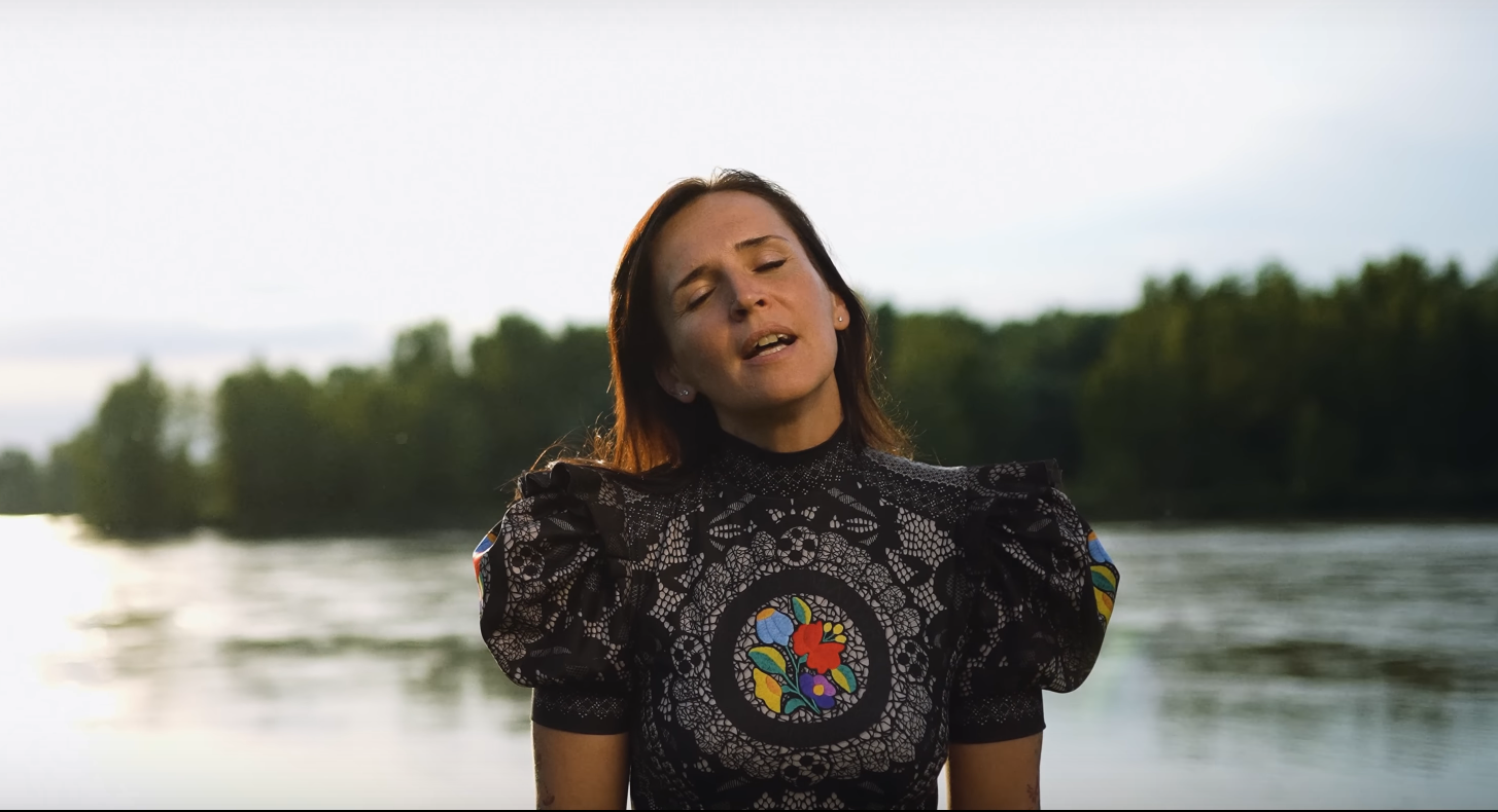 Titokban forgatott klipet Kárpátalján a magyar énekesnő