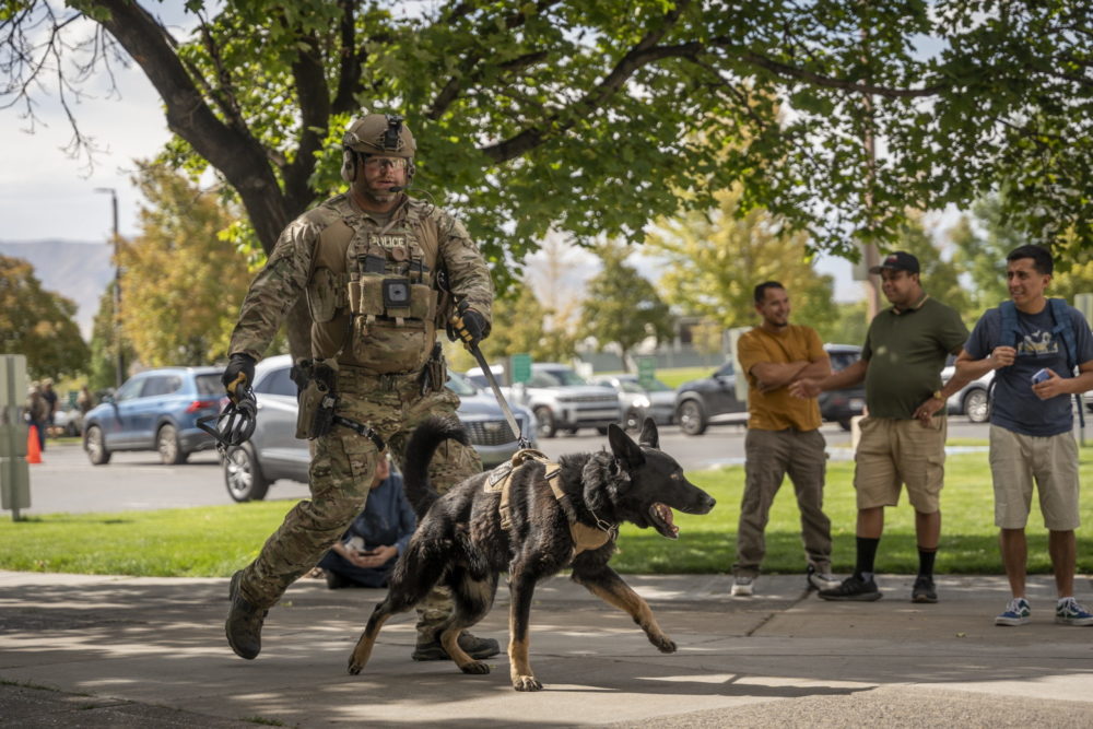 Továbbra is keresik a Charlie Kirk elleni merénylet elkövetőjét