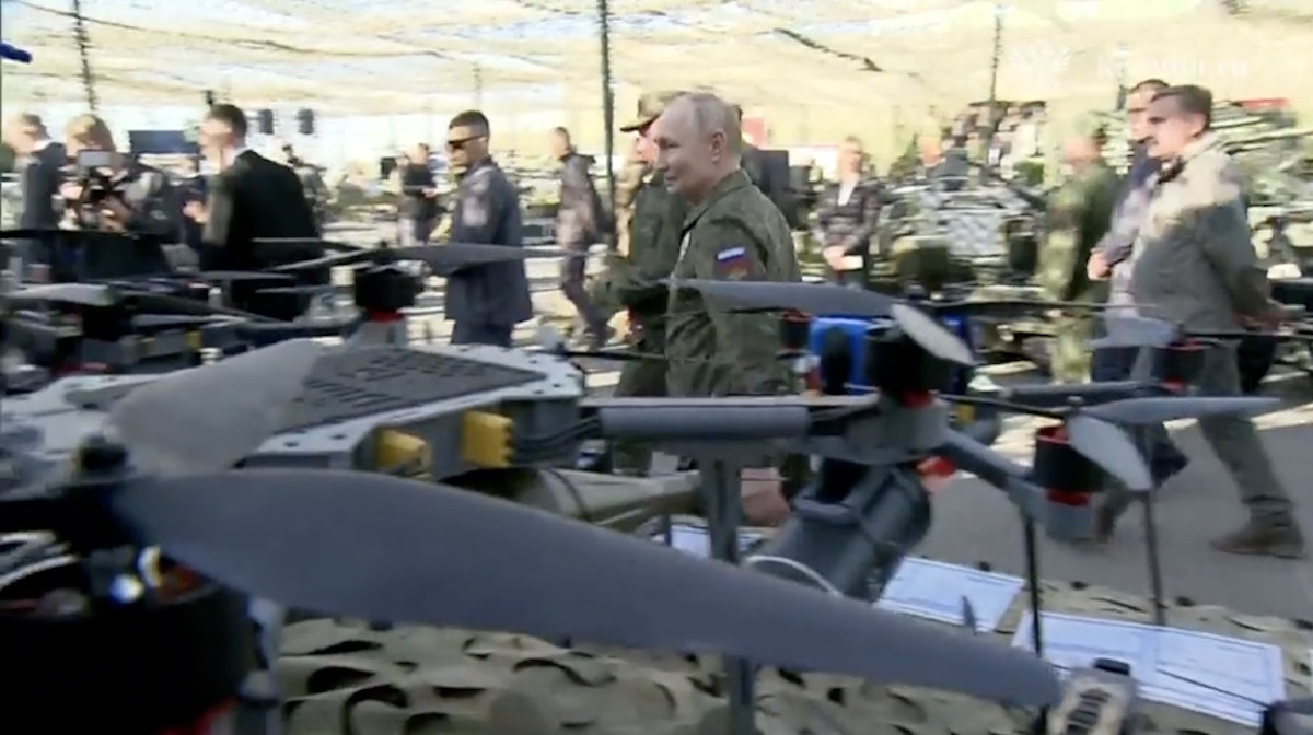 Katonai egyenruhában jelent meg Vlagyimir Putyin a Zapad-2025 hadgyakorlaton (videó)