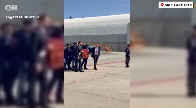 Videó: JD Vance kísérte Charlie Kirk koporsóját az alelnöki különgéphez