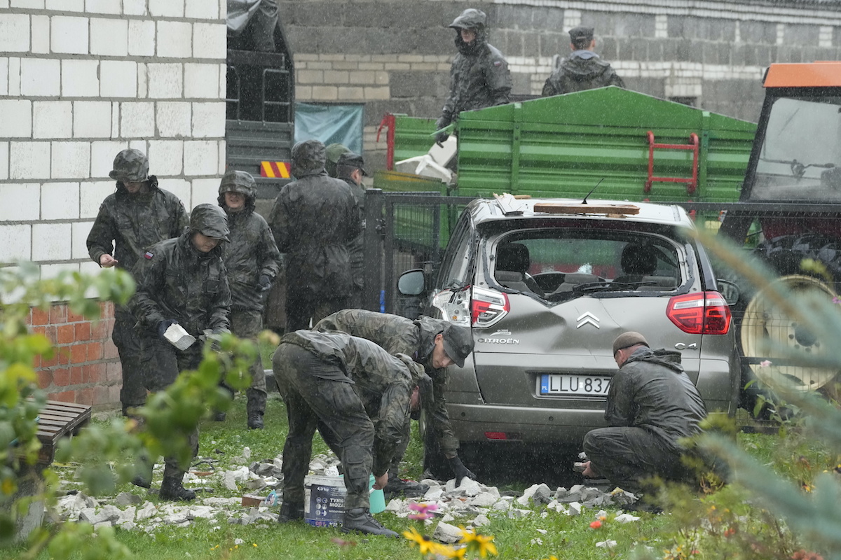 Óvatos kardcsörtetés