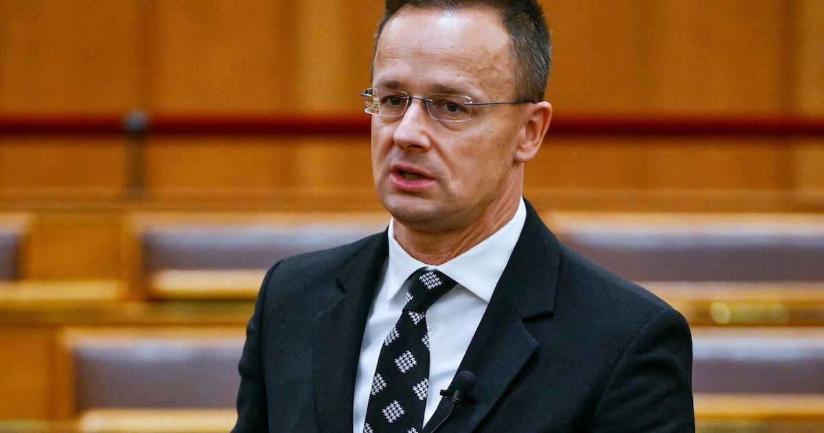 Szijjártó Péter: a kormány nem fog engedni a brüsszeli nyomásnak