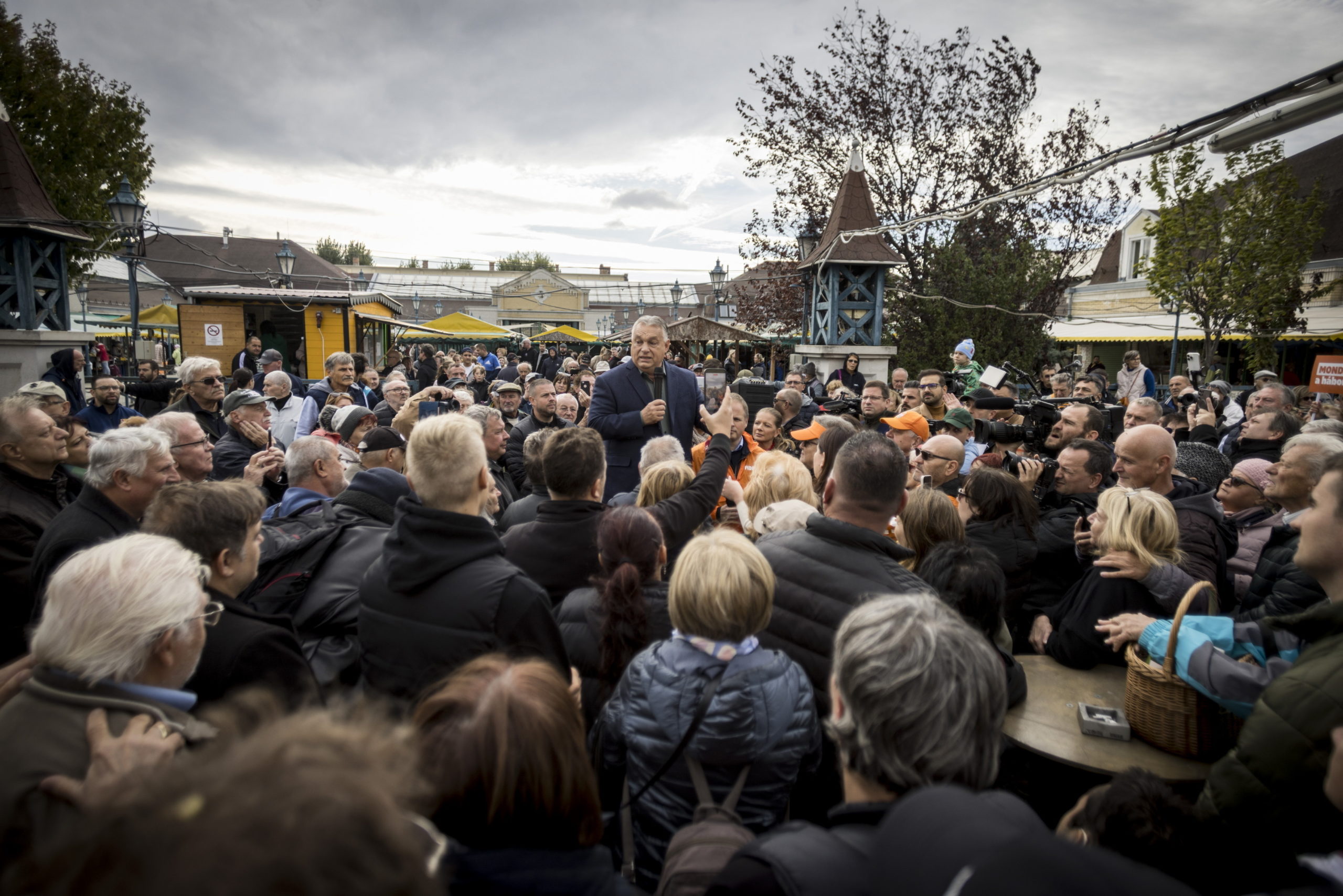 Orbán Viktor Pesterzsébeten: Ki kell maradnunk a háborúból