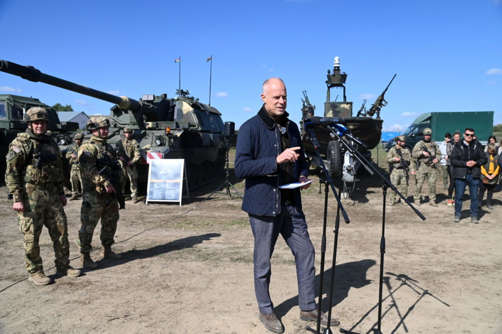 Szalay-Bobrovniczky Kristóf: Magyarország nemcsak szavakban, hanem tettekben is segít