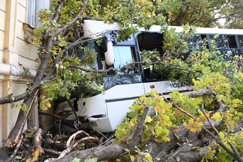 Huszonhárman sérültek meg a szolnoki buszbalesetben