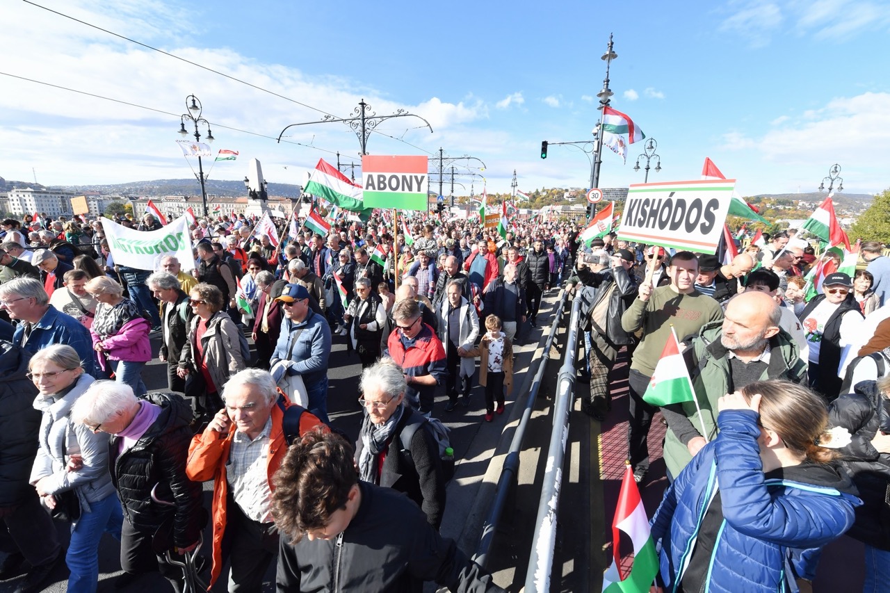 Stabilan vezet a Fidesz, üvegplafon a Tisza felett