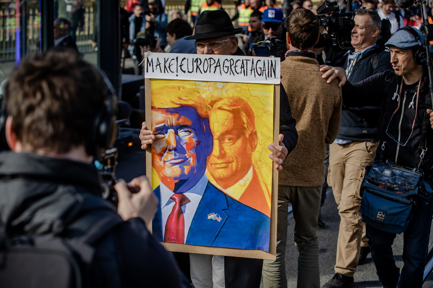 Trump–Orbán-festmény, zászlók, táblák, molinók – így vonultak a Békemenet résztvevői