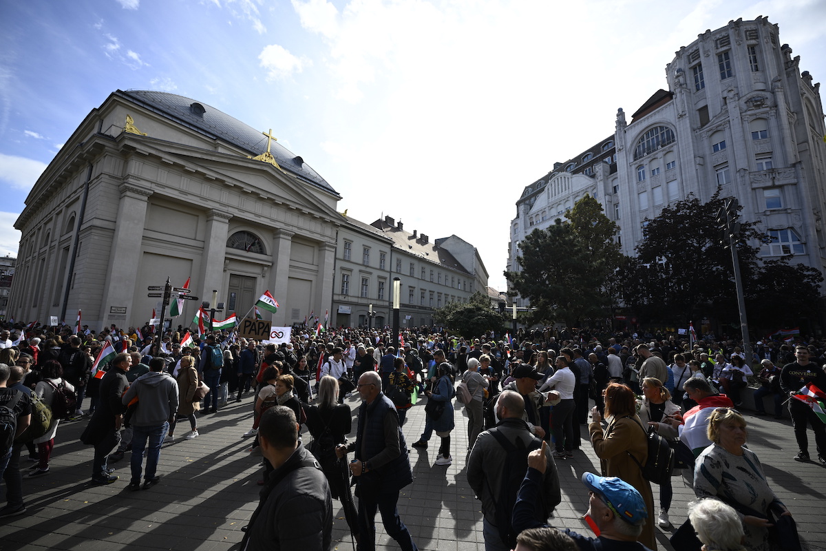 Nincsenek elegen, ezért késéssel indult el Magyar Péter menete