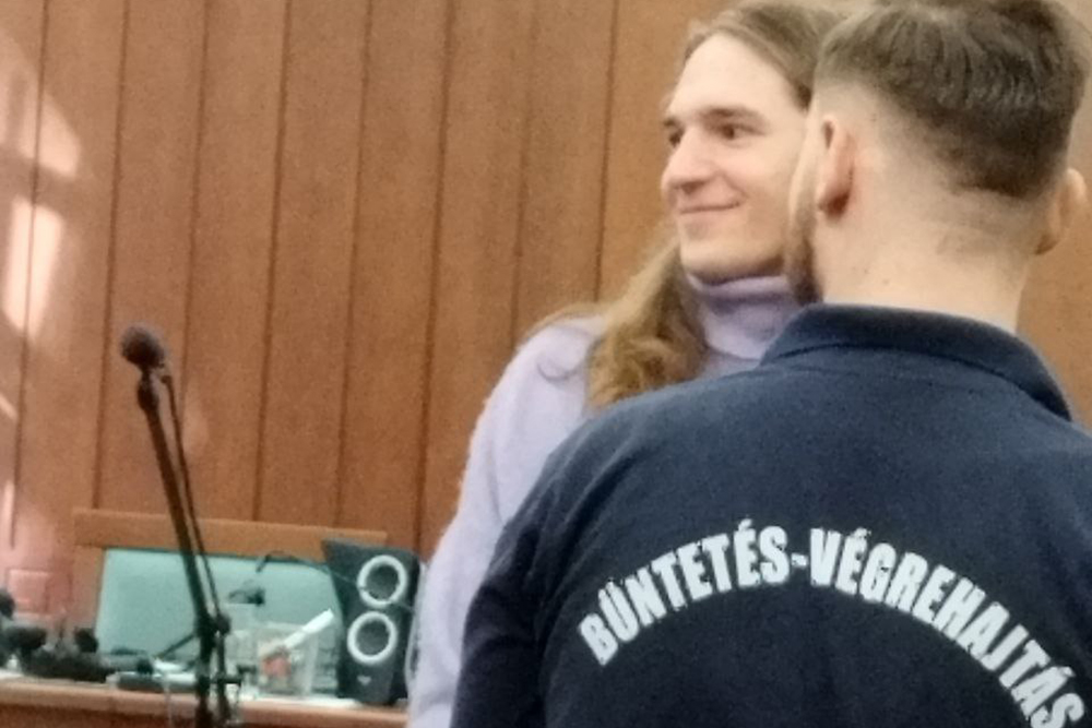 Női ruhában szállt szembe a börtönőrökkel a brutális antifa