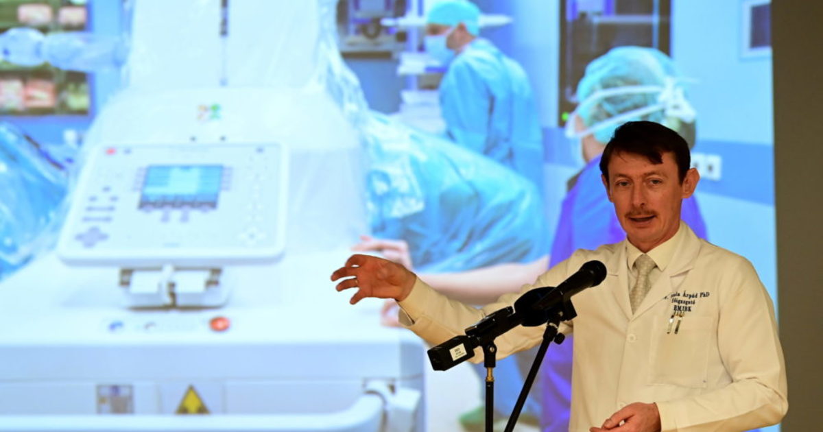 Történelmi áttörés Budapesten: először segített robot egy gerincműtétben