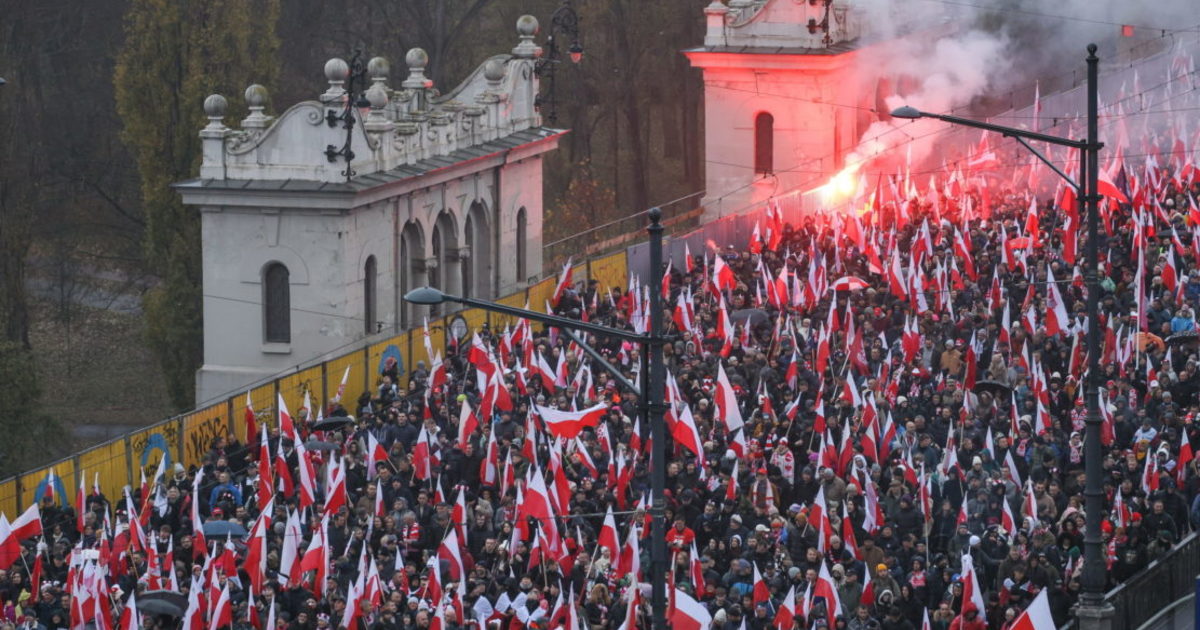 Hatalmas tömeg vonult Varsóban a „lengyel békemeneten”