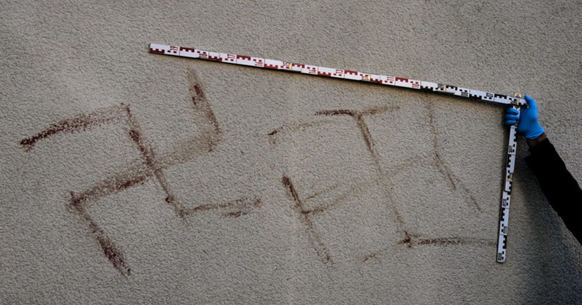 Vérrel festett horogkeresztek miatt vizsgálódik a német rendőrség