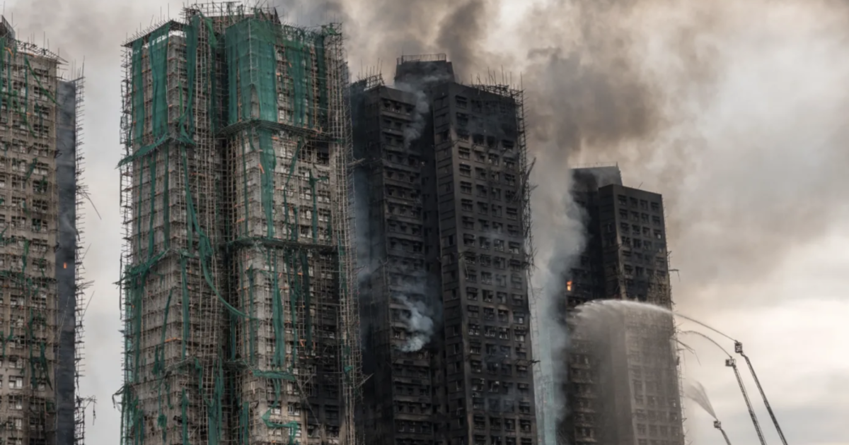 Még mindig lángokban áll a toronyház-komplexum