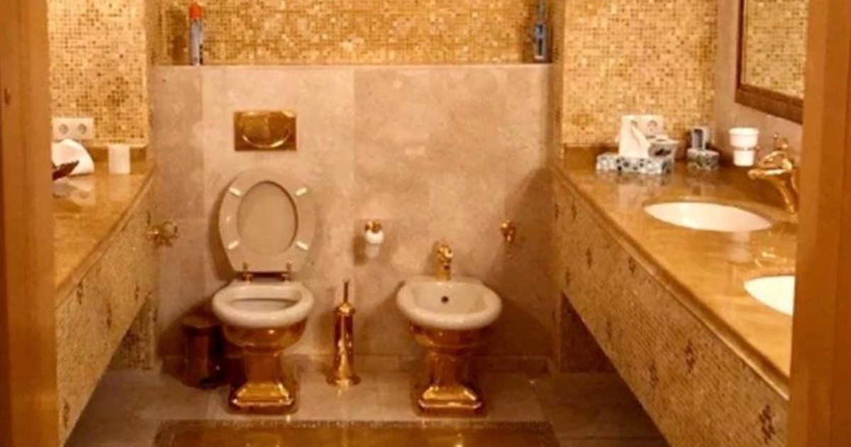 Zelenszkij bizalmasánál a WC is aranyból van