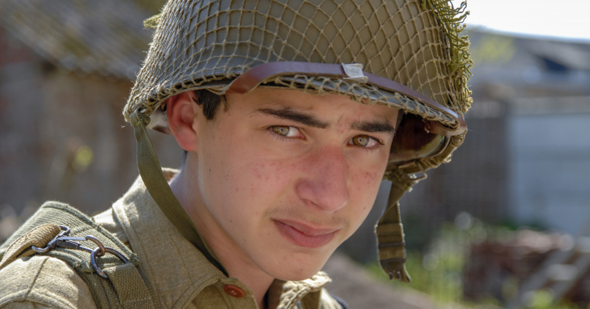 Minden 18 éves férfit soroznak – akár erővel is