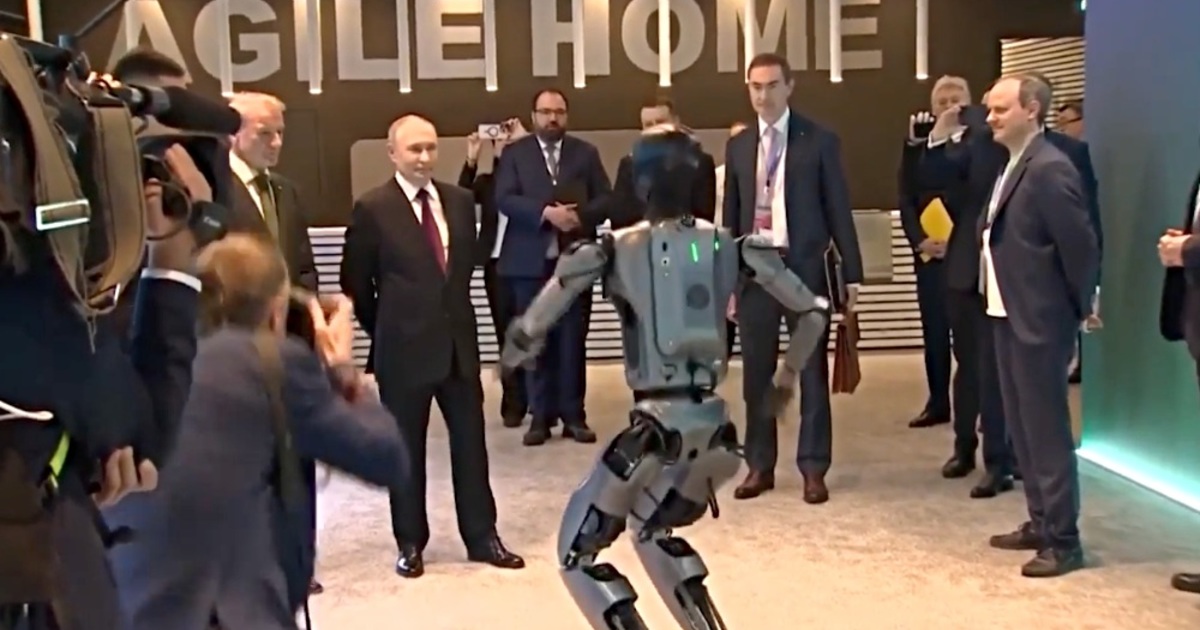Videó: Vlagyimir Putyint nem hatotta meg a táncoló robot