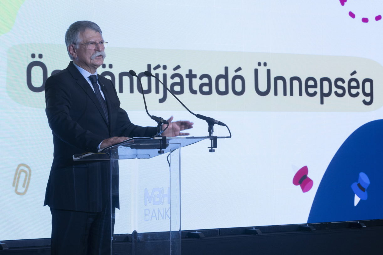 Rászoruló, tehetséges gyerekeket támogató ösztöndíjakat adott át Kövér László